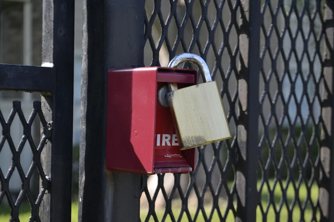 lock, red, gate, safety, protection, safe, door, protect, emergency, gated, exit, entrance, security, doorway, close, outdoors, sealed, metallic, iron gate, steel, black iron, aluminum, iron, metal, grey, rusted, gray security, gray door, gray emergency, gray safety. Daily operating checklist for a self-storage business for a small operation